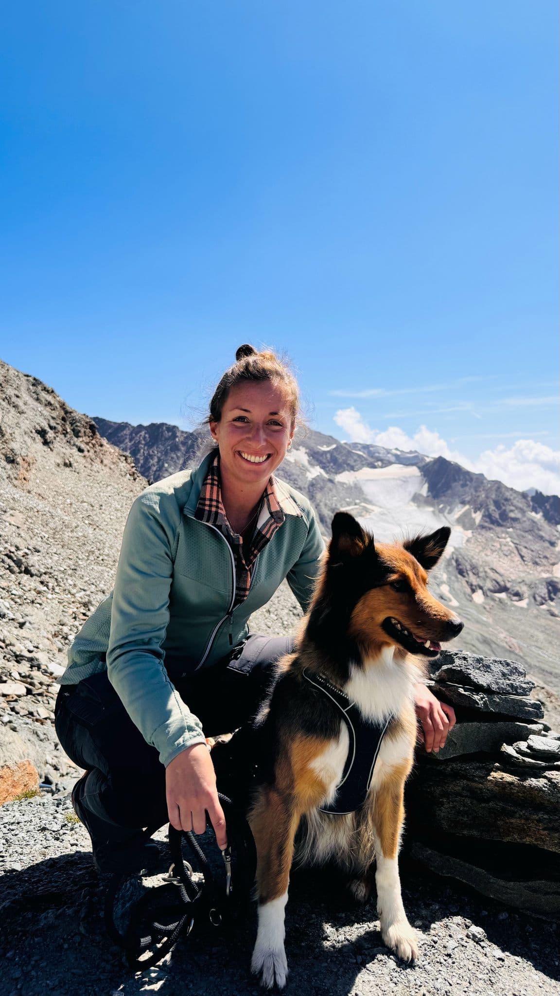 Marion und Holly auf einem Berggipfel mit Alpenpanorama